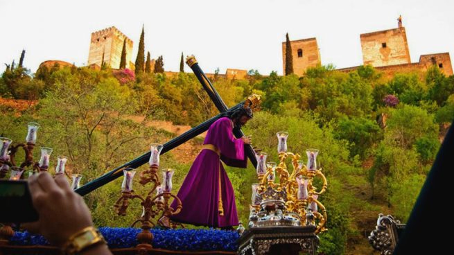 La esquinita de Lucio, baluarte de la Semana Santa de Granada